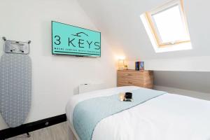 a bedroom with a bed and a sign on the wall at Contractors 20% Monthly Discounts! WIFI & Parking! in Sheldon