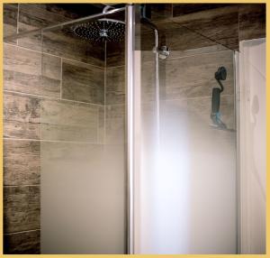 y baño con ducha y puerta de cristal. en Chez Marie T3 Vuiz, en Viuz-en-Sallaz