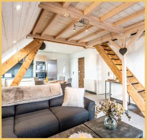 sala de estar con sofá y escalera en Chez Marie T3 Vuiz, en Viuz-en-Sallaz