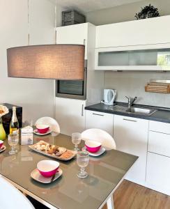 - une cuisine avec une table et une plaque de cuisson dans l'établissement Driftberg 1 Whg 18, à Grömitz