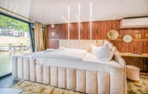 a bedroom with a large white bed on a boat at Hausboot Relax in Sagard