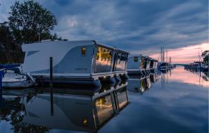 萨加尔德Hausboot Relax的一组停靠在水中码头的船只
