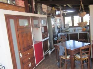 eine Küche mit einem Tisch und einem Esszimmer in der Unterkunft Scacciapensieri's home in Trecastagni