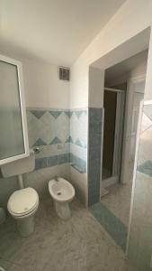 a bathroom with a toilet and a sink at Casa vacanze da Roberta a pochi km da Oristano in Simaxis +22 photos