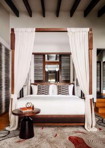 En eller flere senge i et værelse på One&Only Nyungwe House