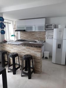 Ett kök eller pentry på Apartamento en Coveñas con piscina