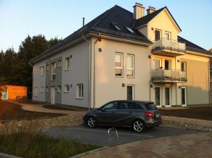 ein vor einem Haus geparkt in der Unterkunft Ferienwohnung Zinnowitz in Zinnowitz