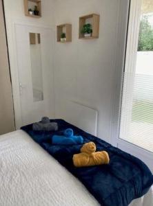 Llit o llits en una habitació de A 2 pas de la plage de la Vallières