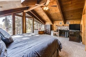 Кровать или кровати в номере Woodsy Lake Almanor Cabin with Community Perks!