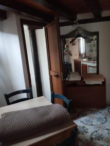 une personne prenant une photo d'une chambre avec un miroir dans l'établissement Ischia forio monolocale arredato, à Ischia