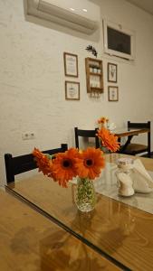 阿达纳Ünver Hotel的坐在桌子上的橘子花瓶