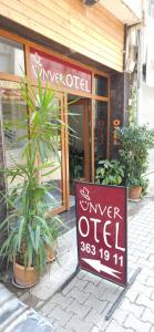 um sinal em frente a uma loja com um sinal sidx sidx sidx em Ünver Hotel em Adana