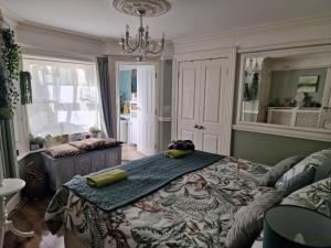 una camera con un grande letto e un divano di Unique seafront 2 bedroom apartment a Folkestone