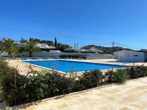 uma grande piscina no meio de um resort em Parque de Campismo Orbitur Valverde na Praia da Luz
