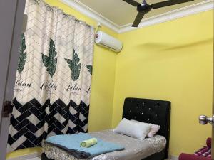 Postel nebo postele na pokoji v ubytování Labuan homestay Cemara dVilla + 2 fotografie