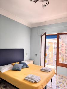 - une chambre avec un lit et 2 serviettes dans l'établissement Calliope Sorrento Apartment, à Sorrente