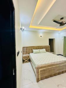 Luxurious kashmir house near Islamabad airport في Dhok Sandemār: غرفة نوم بسرير وسقف