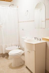 uma casa de banho branca com um WC e um lavatório em Los Guindos em El Calafate