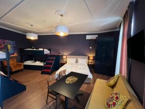 Postel nebo postele na pokoji v ubytování Amo's Hotel
