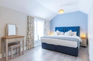 Harbour View - 2 Bedroom Apartment - Milford Haven tesisinde bir odada yatak veya yataklar