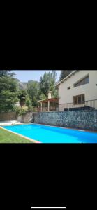 una casa con piscina delante de una casa en CASA MONTEPINAR, en Cazorla