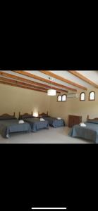 Una habitación con camas azules y luces. en CASA MONTEPINAR, en Cazorla