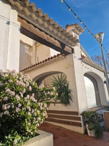 a building with some flowers in front of it at Ile de Porquerolles : T3 climatisé vue mer in Porquerolles