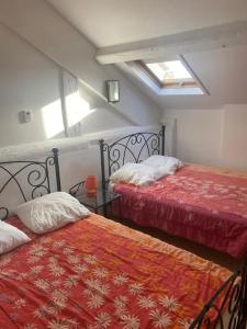 Ile de Porquerolles : T3 climatisé vue mer tesisinde bir odada yatak veya yataklar