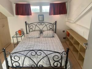 una camera da letto con un letto di metallo in una stanza di Ile de Porquerolles : T3 climatisé vue mer a Porquerolles