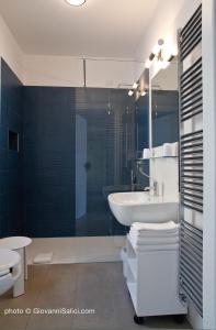 ein Badezimmer mit einer Badewanne, einem Waschbecken und einem WC in der Unterkunft Garden Rooms 2 in Menaggio