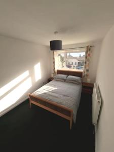 Säng eller sängar i ett rum på Home in Kington St Michael