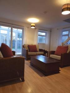 Sala de estar con sofás y mesa de centro en Home in Kington St Michael, en Stanton Saint Quintin
