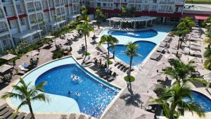 uma vista superior de uma piscina num resort em São Pedro Thermas Resort Oficial em São Pedro