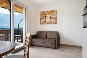 un soggiorno con divano e tavolo di Bacchushof Apartment Sauvignon a Termeno