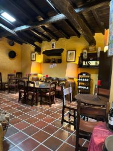 Un comedor con mesas y sillas de madera. en Casa do Poço, en Óbidos