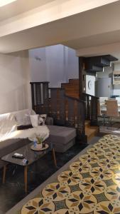 uma sala de estar com um sofá e uma mesa em Karditsa's Loft House em Karditsa