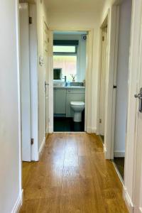 een badkamer met een toilet en een wastafel bij Rum in Oban