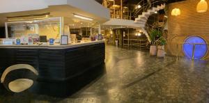 فندق ريخنت بالاس في بوينس آيرس: مطعم مع كونتر وبار في مبنى