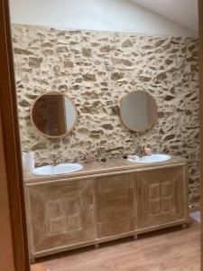ein Badezimmer mit zwei Waschbecken und zwei Spiegeln in der Unterkunft Premier étage d une jolie maison à la campagne in Montravers