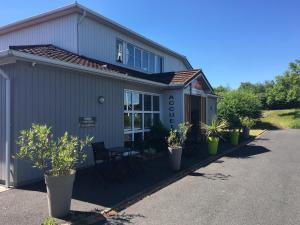 een gebouw met potplanten ervoor bij Fasthôtel Clermont-Ferrand Gerzat in Gerzat