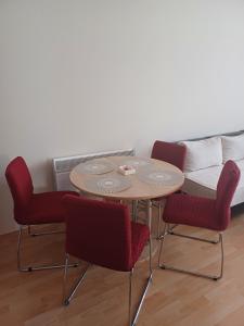 uma mesa e cadeiras com um sofá num quarto em Apartman Čerkez em Stolac