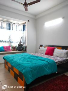 1 dormitorio con cama y ventana en SOLACE Premium 3BHK Apartment Manyata Tech Park and Mall of Asia en Bangalore