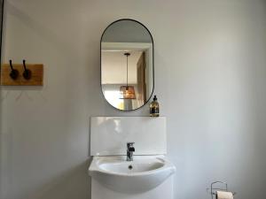 uma casa de banho com um lavatório e um espelho em Brecon View Eco Village em Garnant