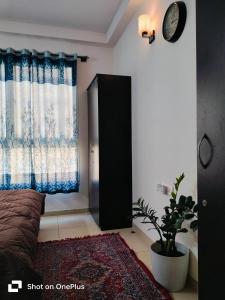 um quarto com uma cama e um armário preto em SOLACE Premium 3BHK Apartment Manyata Tech Park and Mall of Asia em Bangalore
