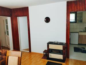 sala de estar con microondas y cocina. en Vikendica Mia Balkana, en Mrkonjić Grad