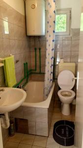 ムルコニチ・グラードにあるVikendica Mia Balkanaのバスルーム(トイレ、バスタブ、シンク付)