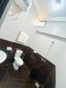 a bathroom with a toilet and a sink at La bonté in Abomey-Calavi