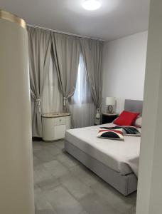 Schlafzimmer mit einem Bett und einem Fenster mit Vorhängen in der Unterkunft Venice Apartment with Private Courtyard in Venedig