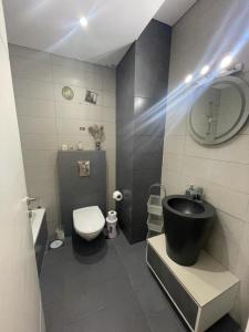uma casa de banho com um lavatório, um WC e um espelho. em New apartment in Tilal Fanar resort pool Tennis em Beit Meri