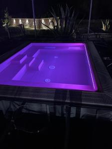 ガラトーネにあるB&B Tatanga Maniの紫色の照明が付いたスイミングプール
